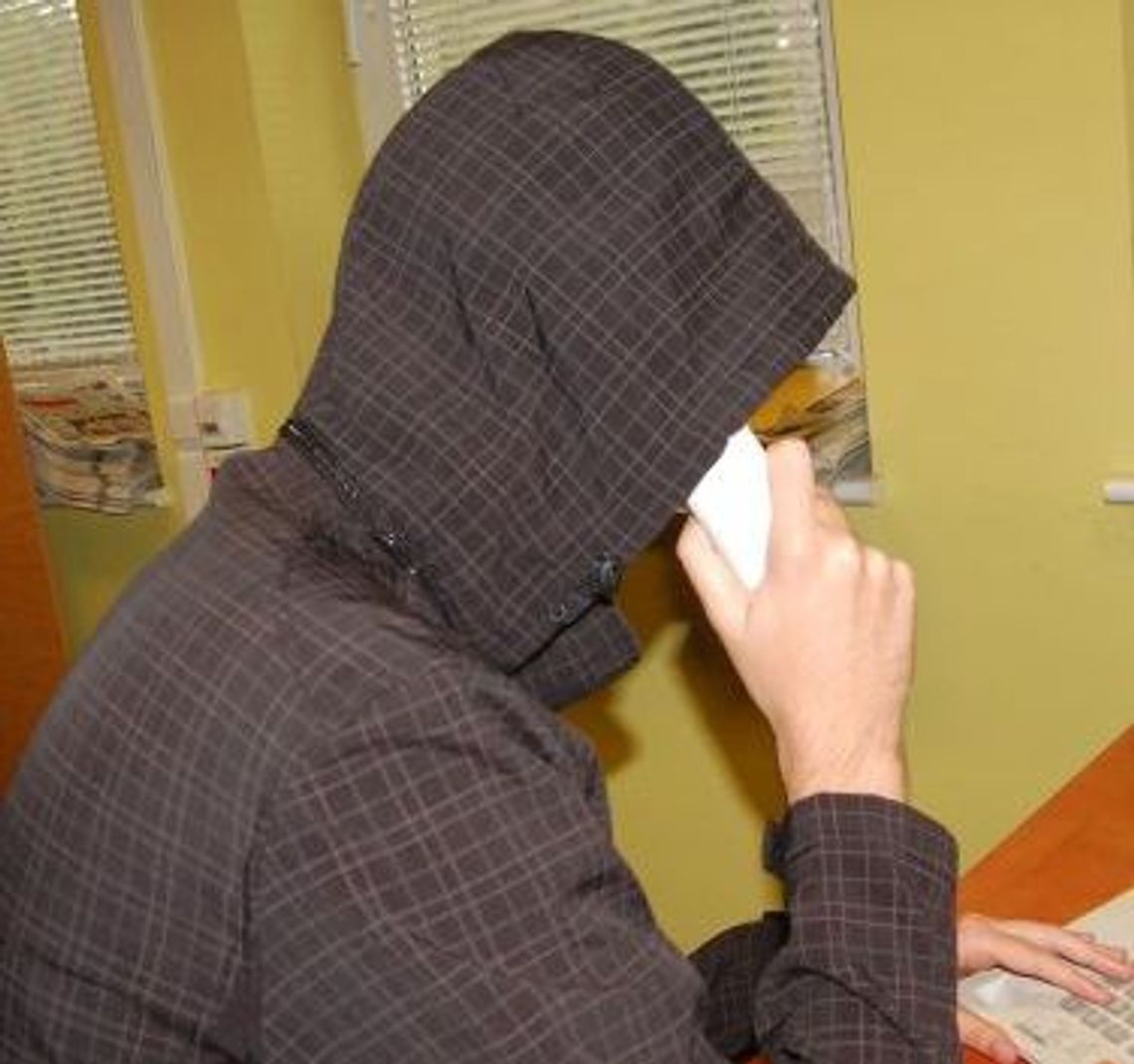 Starsze osoby na celowniku oszustów - metoda na wnuczka i przytomna babcia