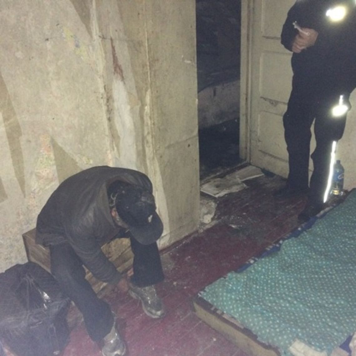 Stoi kasztan i stoi waląca się rudera. A w niej gnieżdżą się bezdomni