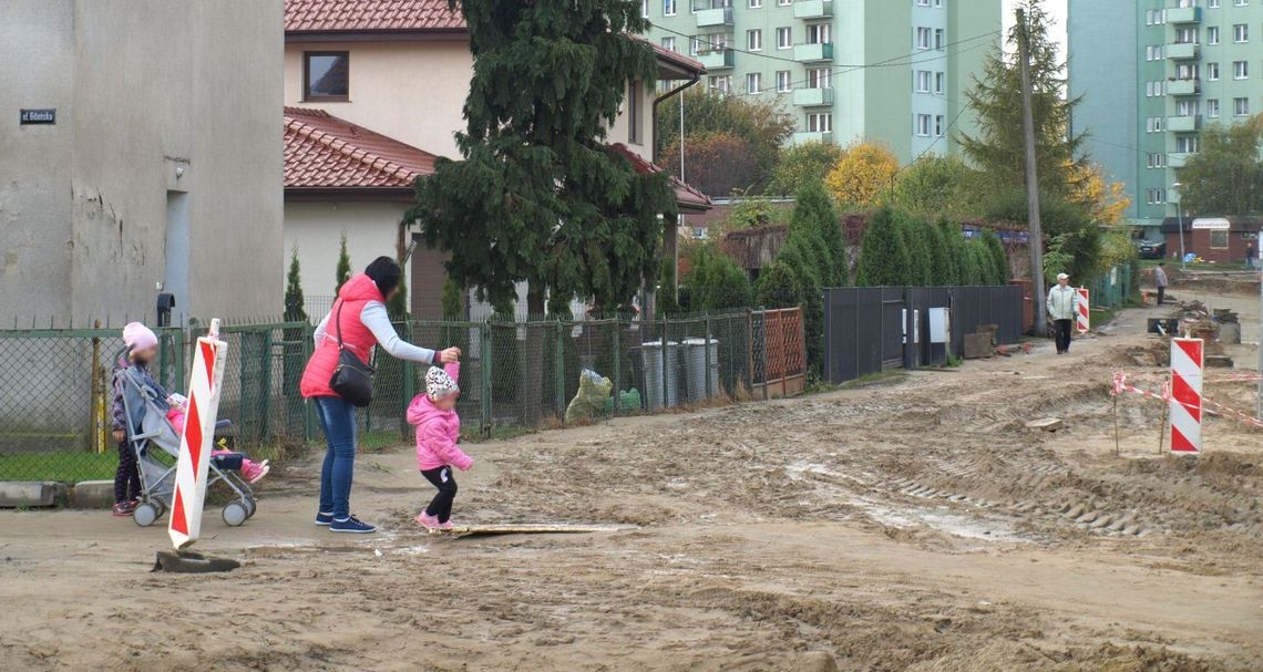 Strabag chce remontować do maja. Mieszkańcy tracą cierpliwość - przed nimi 1 listopada Strabag chce remontować do maja. Mieszkańcy tracą cierpliwość - przed nimi 1 listopada