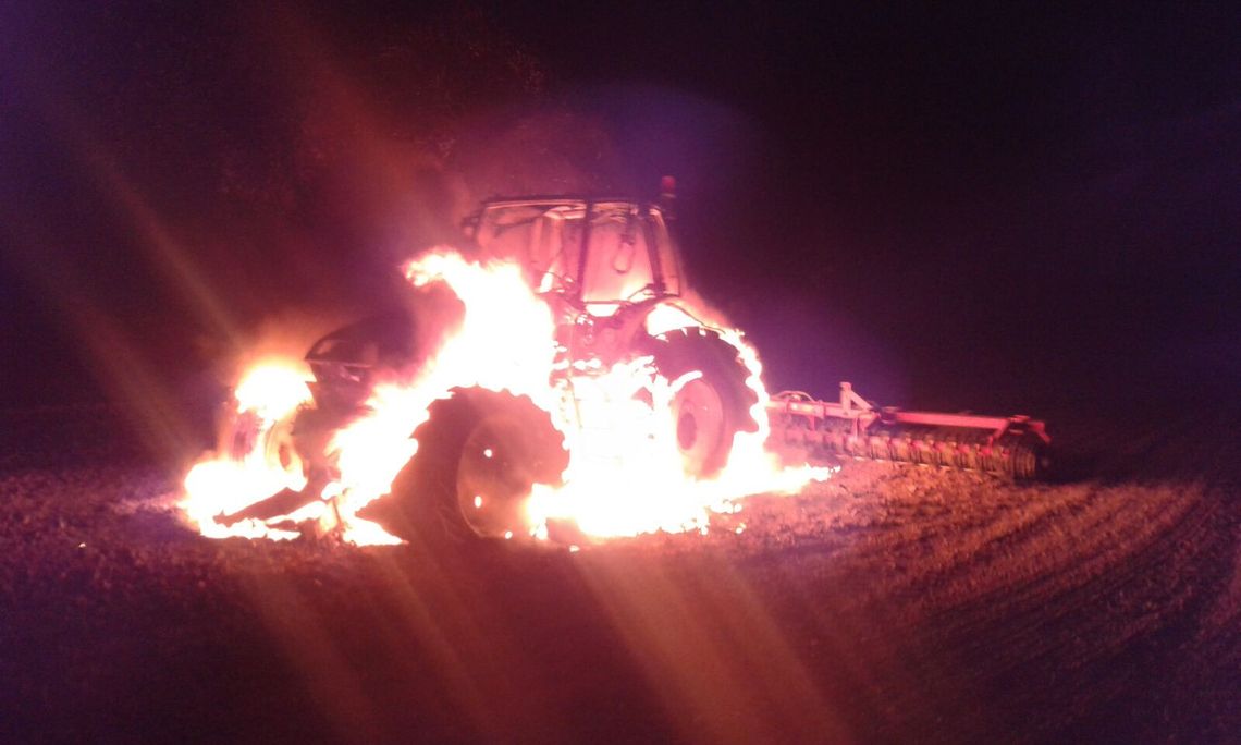 Straż gasi płonący ciągnik. Dwa zastępy w akcji