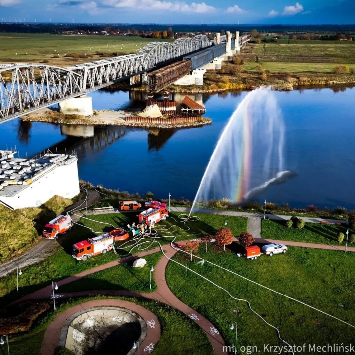 Strażacy ćwiczyli na bulwarze w Tczewie Strażacy ćwiczyli na bulwarze w Tczewie