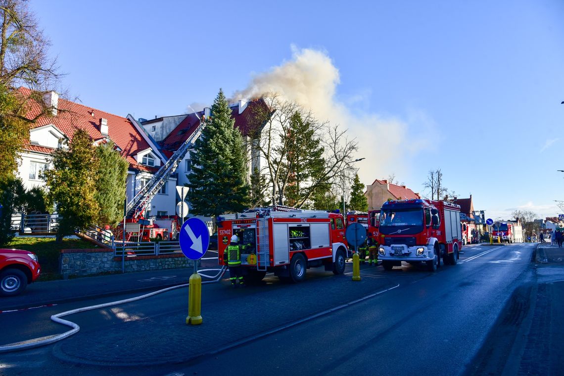 Strażacy walczą z ogniem w siedzibie ZUS w Sztumie. Ulica Mickiewicza zamknięta Strażacy walczą z ogniem w siedzibie ZUS w Sztumie. Ulica Mickiewicza zamknięta