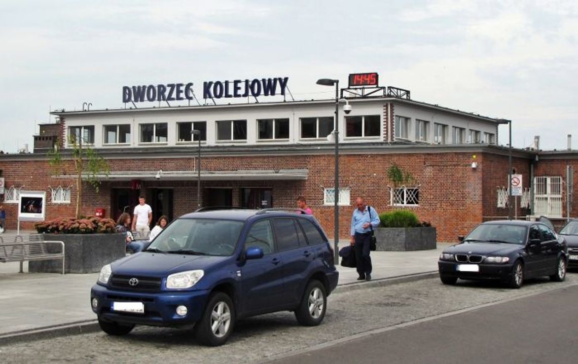 Strażnicy miejscy przypatrzą się parkującym przed dworcem