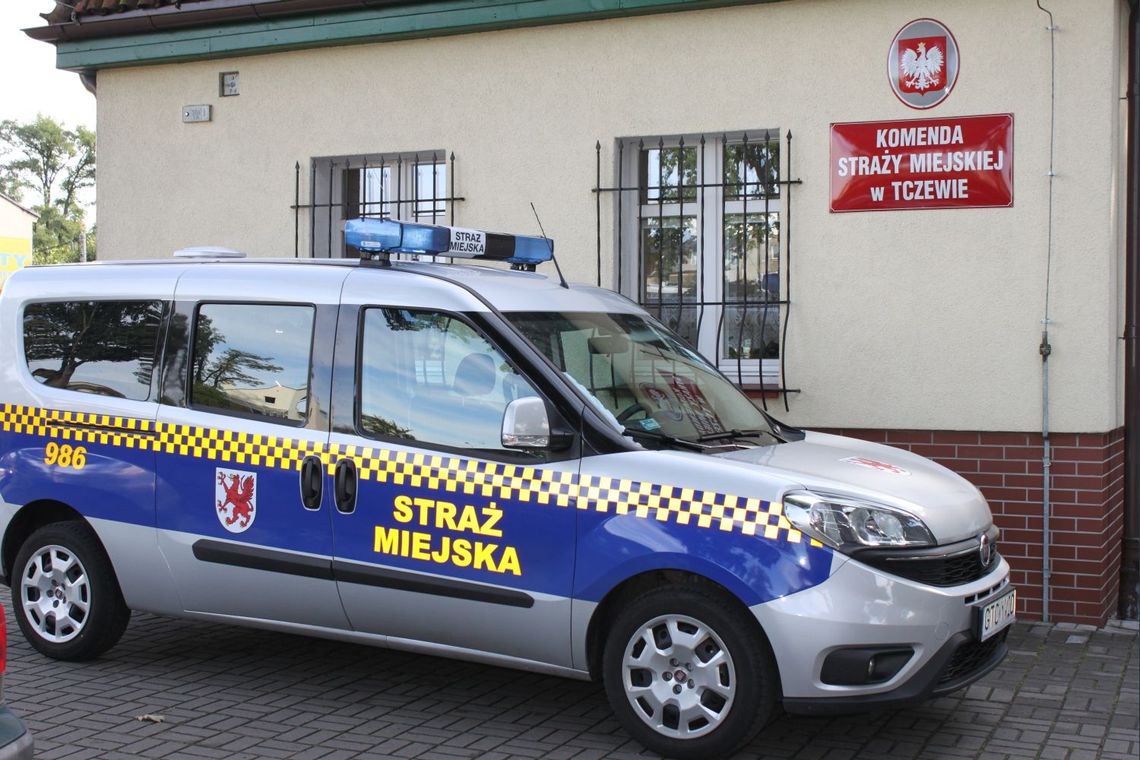 Strażnicy miejscy uratowali mężczyznę! Leżał za przystankiem, w pewnym momencie zaczął sinieć Strażnicy miejscy uratowali mężczyznę! Leżał za przystankiem, w pewnym momencie zaczął sinieć