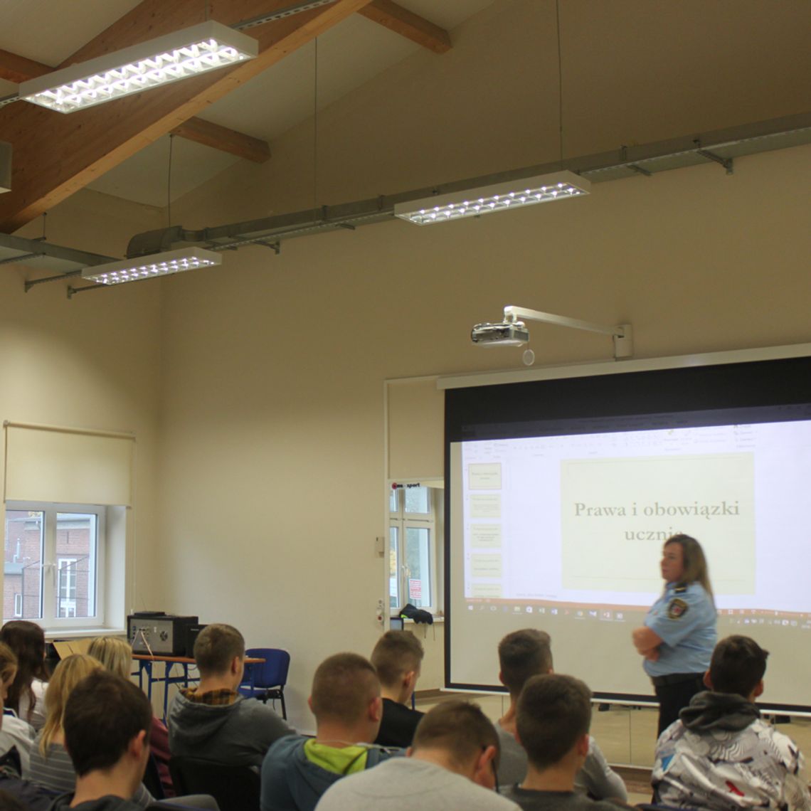 Strażnicy rozmawiali z uczniami o wykroczeniach i... papierosach Strażnicy rozmawiali z uczniami o wykroczeniach i... papierosach