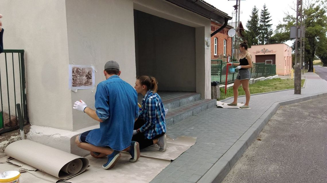 Studenci z Bydgoszczy malują w Piasecznie mural. Na przystanku...