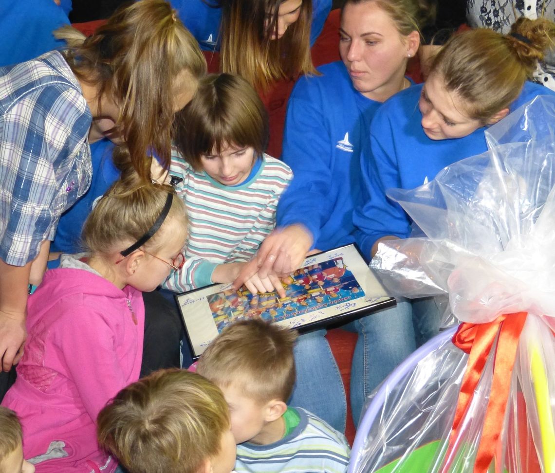 Świąteczny gest samborzanek. Piłki i słodycze dla Domu Dziecka