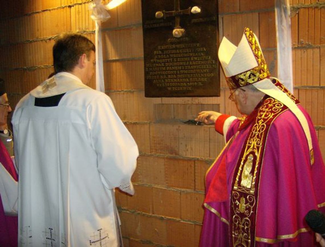 Świątynia na planie krzyża. Gazety i monety w tubie Świątynia na planie krzyża. Gazety i monety w tubie