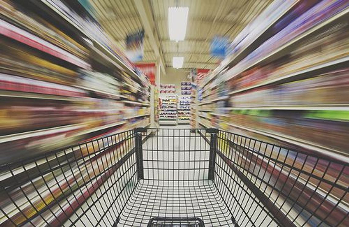 Święta, zakupy i szok przy kasie. Kto nam może zajrzeć do siatki?