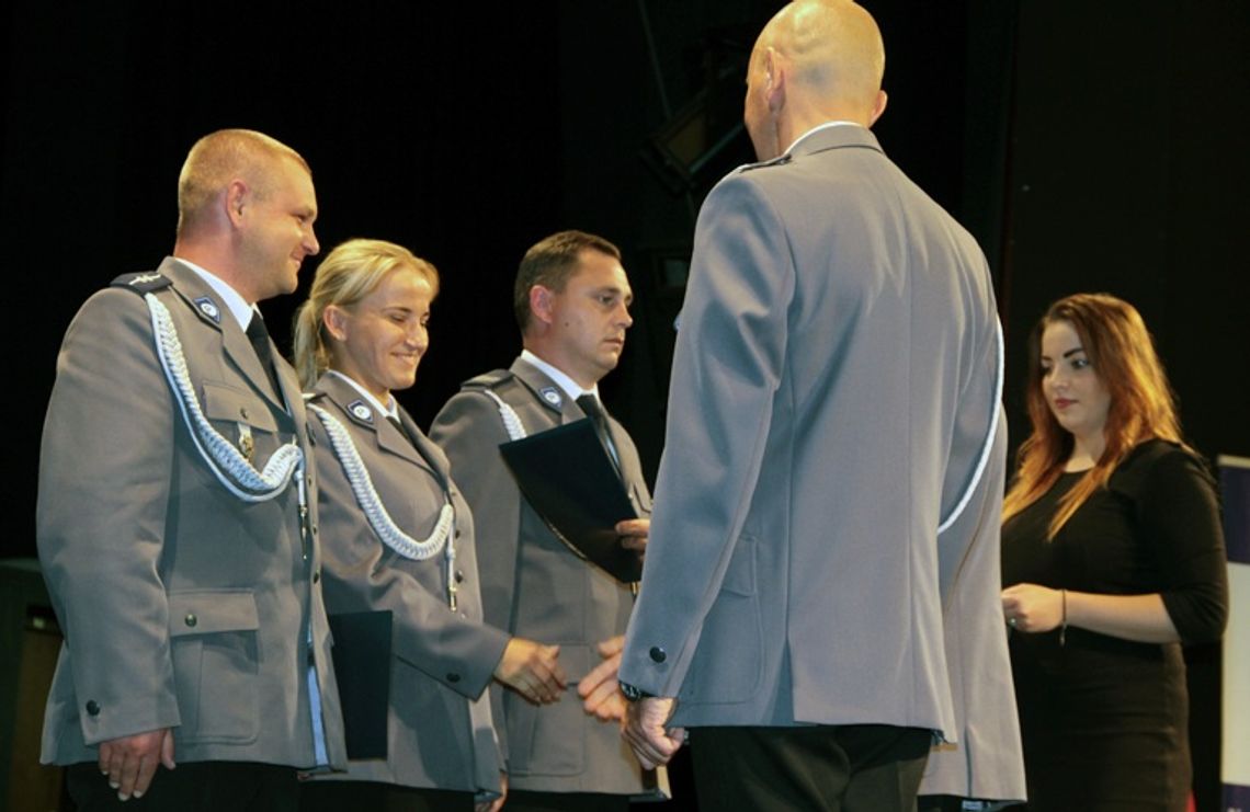 Święto Policji w Tczewie – mundurowi odebrali awanse i odznaczenia