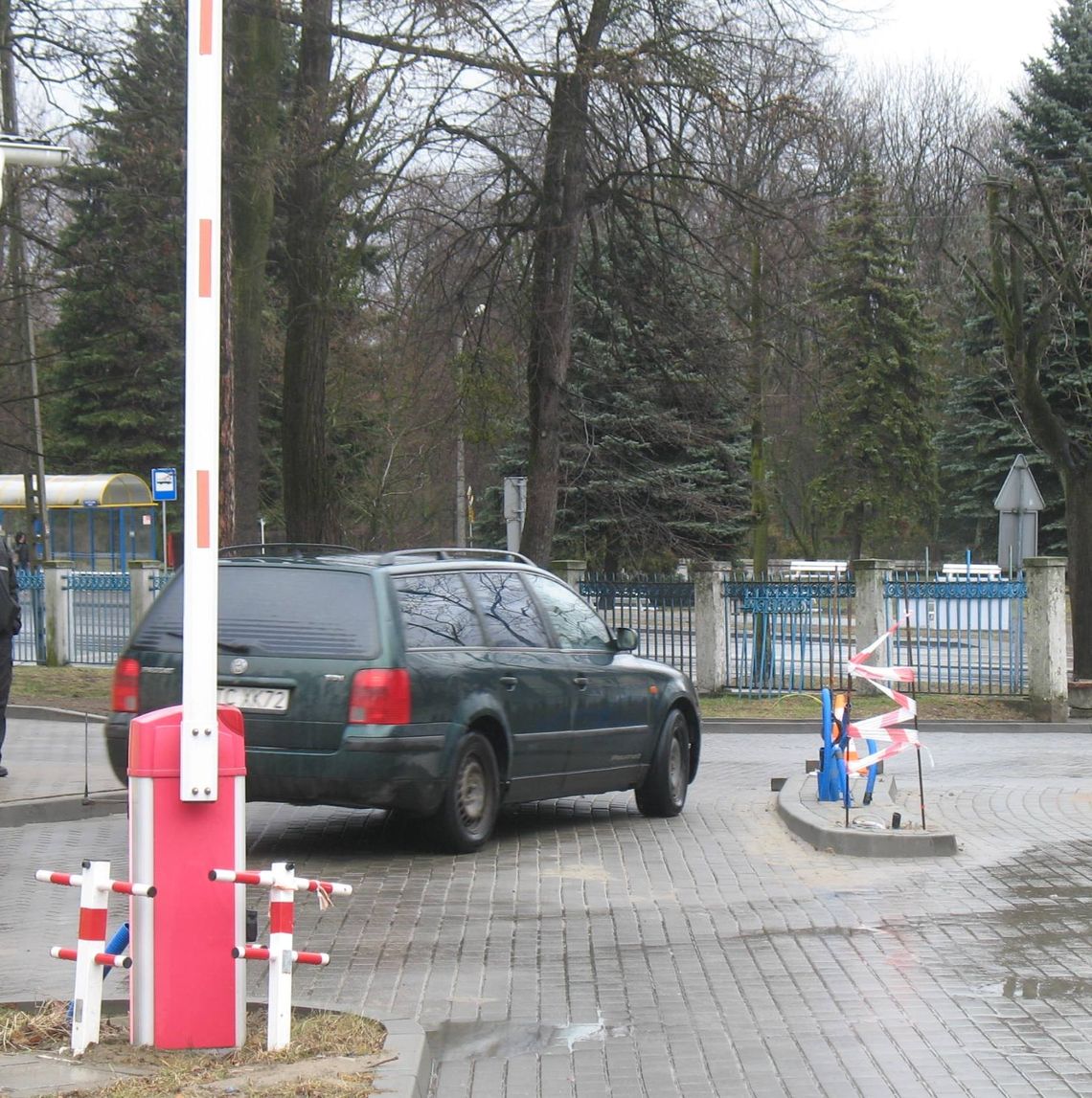 Szlabany przy wjeździe do szpitala. Wkrótce nowy sposób obsługi parkujących 