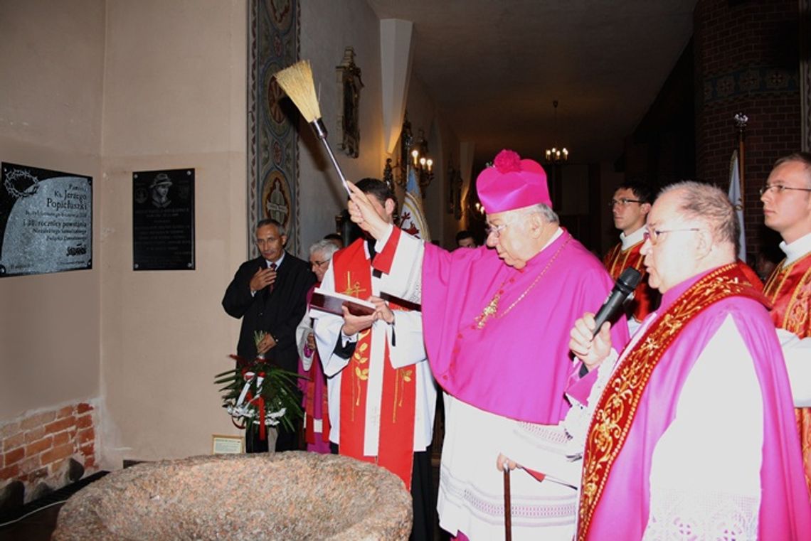 Tablica pamięci ks. Popiełuszki - kapelana Solidarności Tablica pamięci ks. Popiełuszki - kapelana Solidarności
