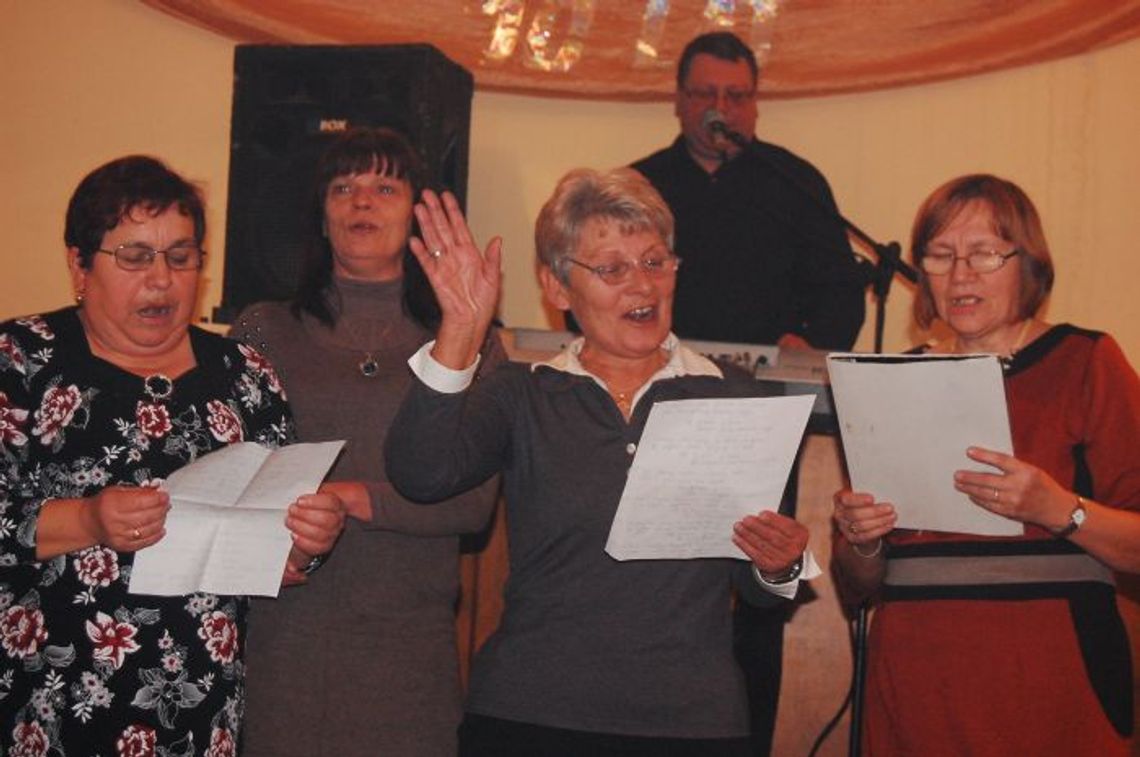 Tańce, śpiewy, tort i... poezja. Uroczyste obchody 10-lecia KGW Swarożyn Tańce, śpiewy, tort i... poezja. Uroczyste obchody 10-lecia KGW Swarożyn