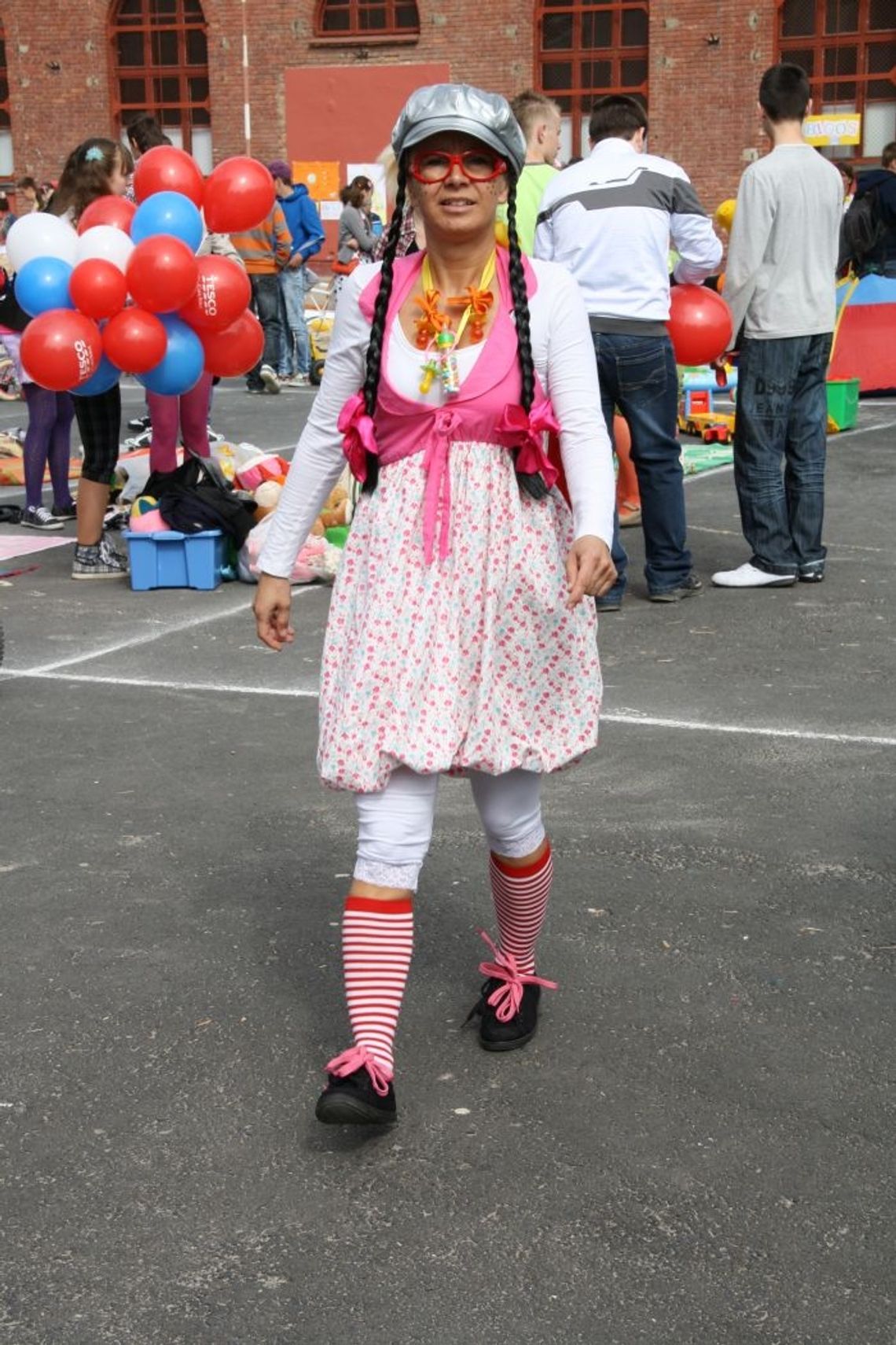 Tańczący nauczyciele i śpiewająca młodzież - barwna Majówka Hallerówka Tańczący nauczyciele i śpiewająca młodzież - barwna Majówka Hallerówka