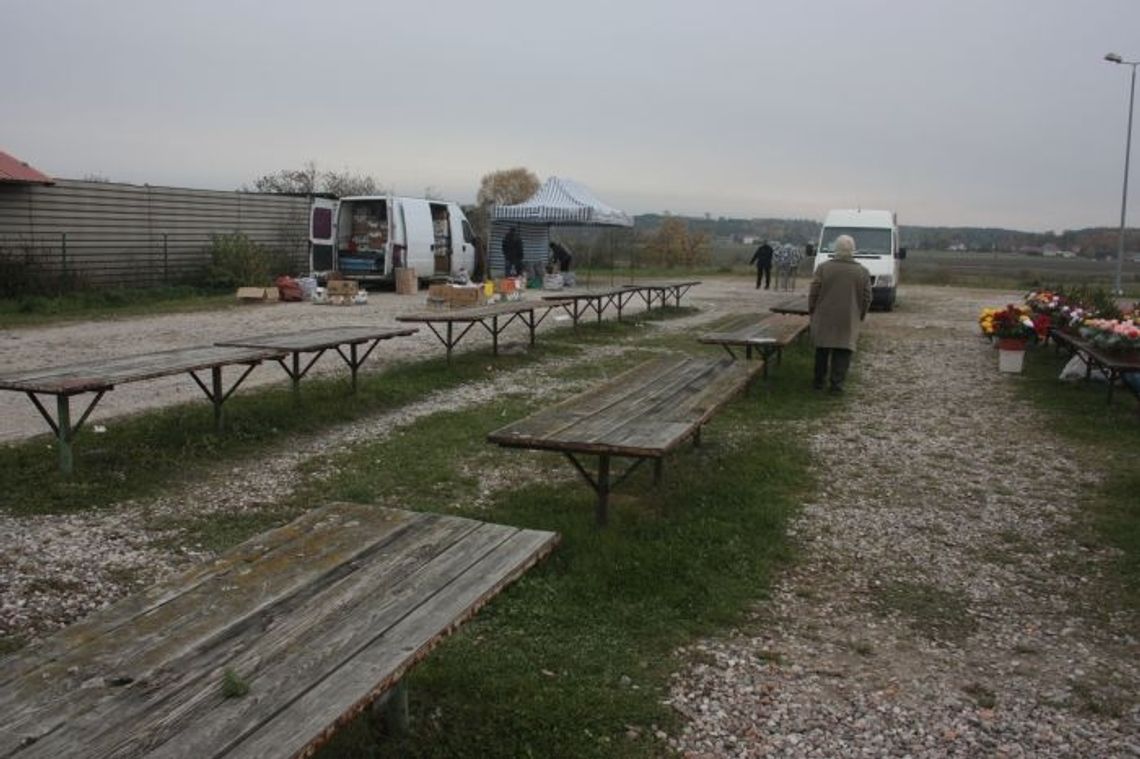 Targowisko jak na wygnaniu...