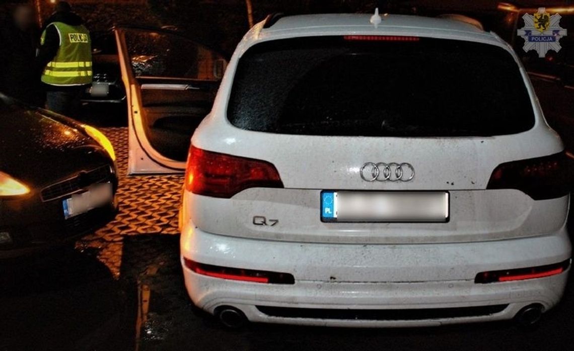 Tczewscy policjanci odzyskali dwa kradzione auta. Stały na parkingu na nowych tablicach