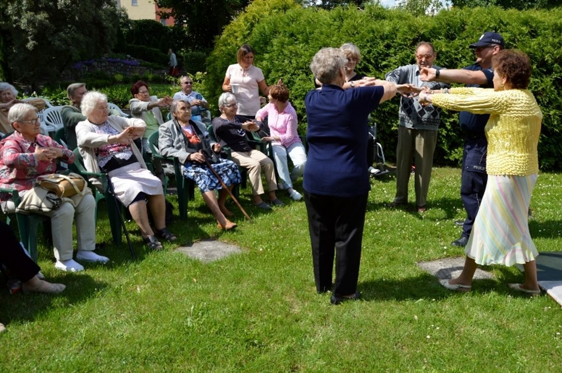 Tczewscy policjanci uczyli seniorów... samoobrony Tczewscy policjanci uczyli seniorów... samoobrony