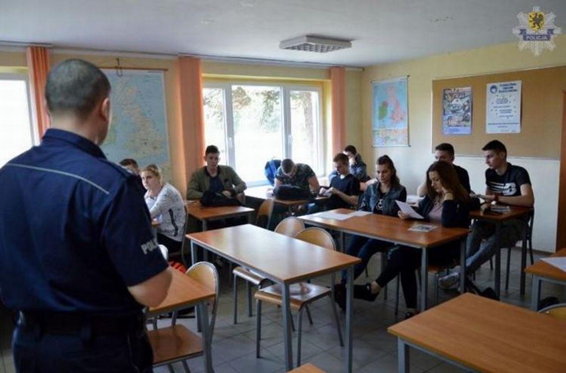 Tczewscy policjanci zachęcali młodzież do pracy w policji