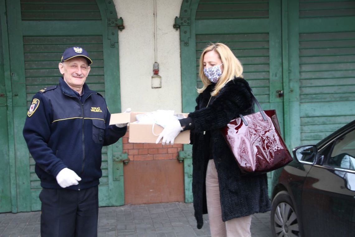 Tczewska firma krawiecka przekazała maseczki strażnikom miejskim