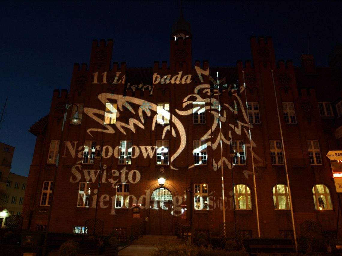 Tczewski ratusz gotowy na Dzień Niepodległości. Olbrzymia iluminacja na budynku Urzędu Miasta Tczewski ratusz gotowy na Dzień Niepodległości. Olbrzymia iluminacja na budynku Urzędu Miasta