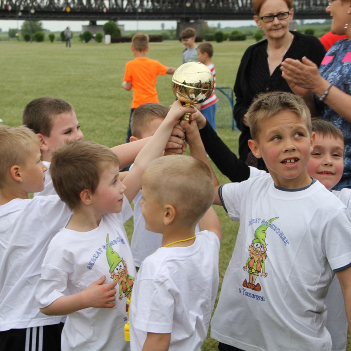 Tczewskie VIP-y i młodzież haratały w gałę na bulwarze!