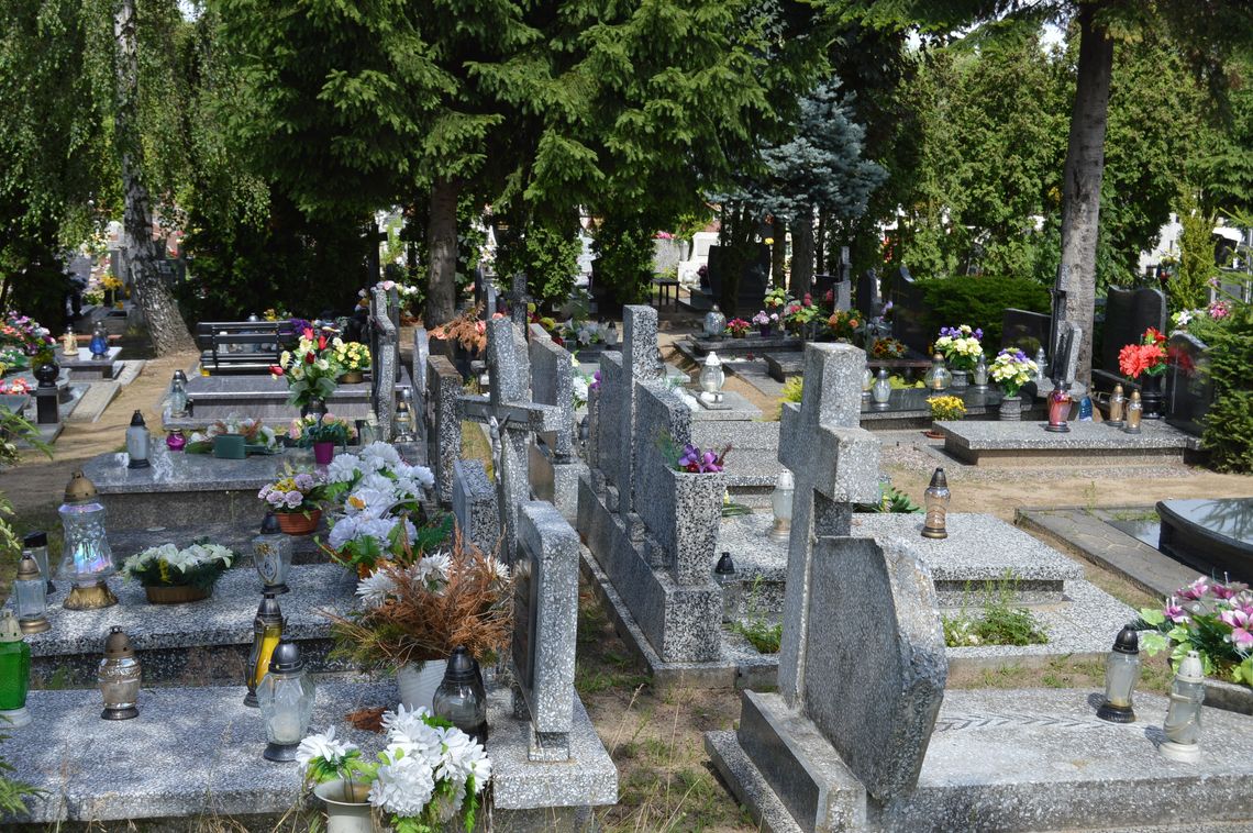 Teren cmentarza powoli się kurczy. Groby do likwidacji? Teren cmentarza powoli się kurczy. Groby do likwidacji?