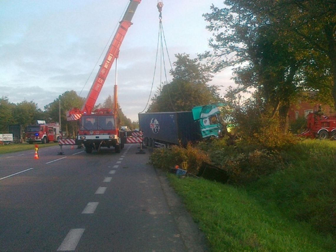 Tir wbił się w skarpę. Krajowa „jedynka” pod Czarlinem zablokowana Tir wbił się w skarpę. Krajowa „jedynka” pod Czarlinem zablokowana