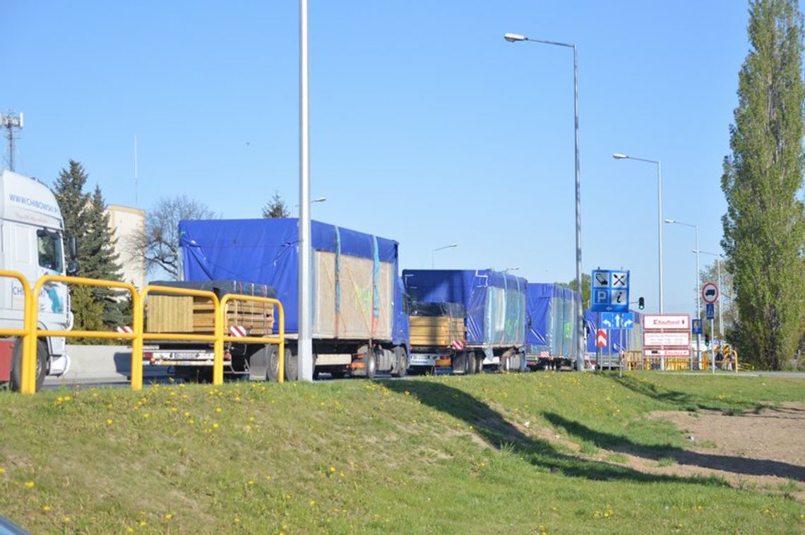 TIR zakorkował wjazd do Tczewa od północy miasta TIR zakorkował wjazd do Tczewa od północy miasta