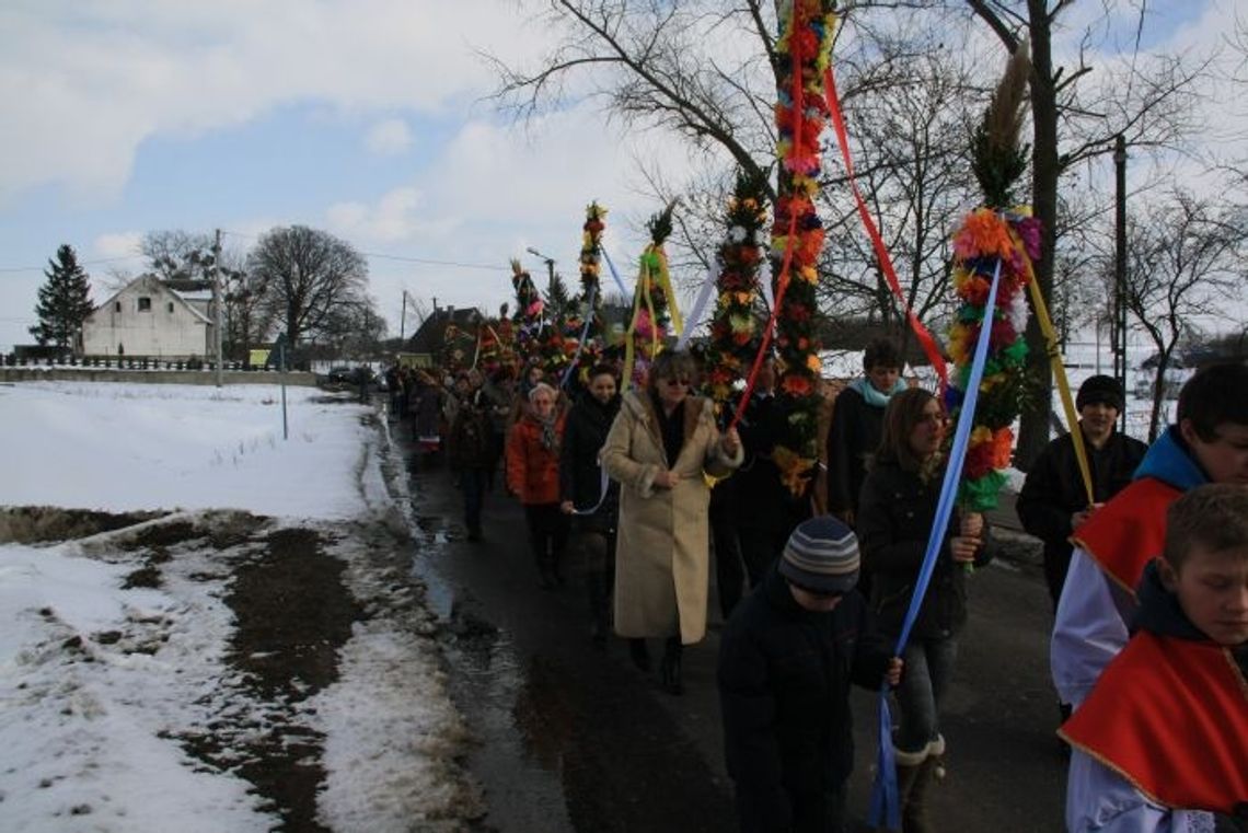 Tłumy wiernych w uroczystym pochodzie