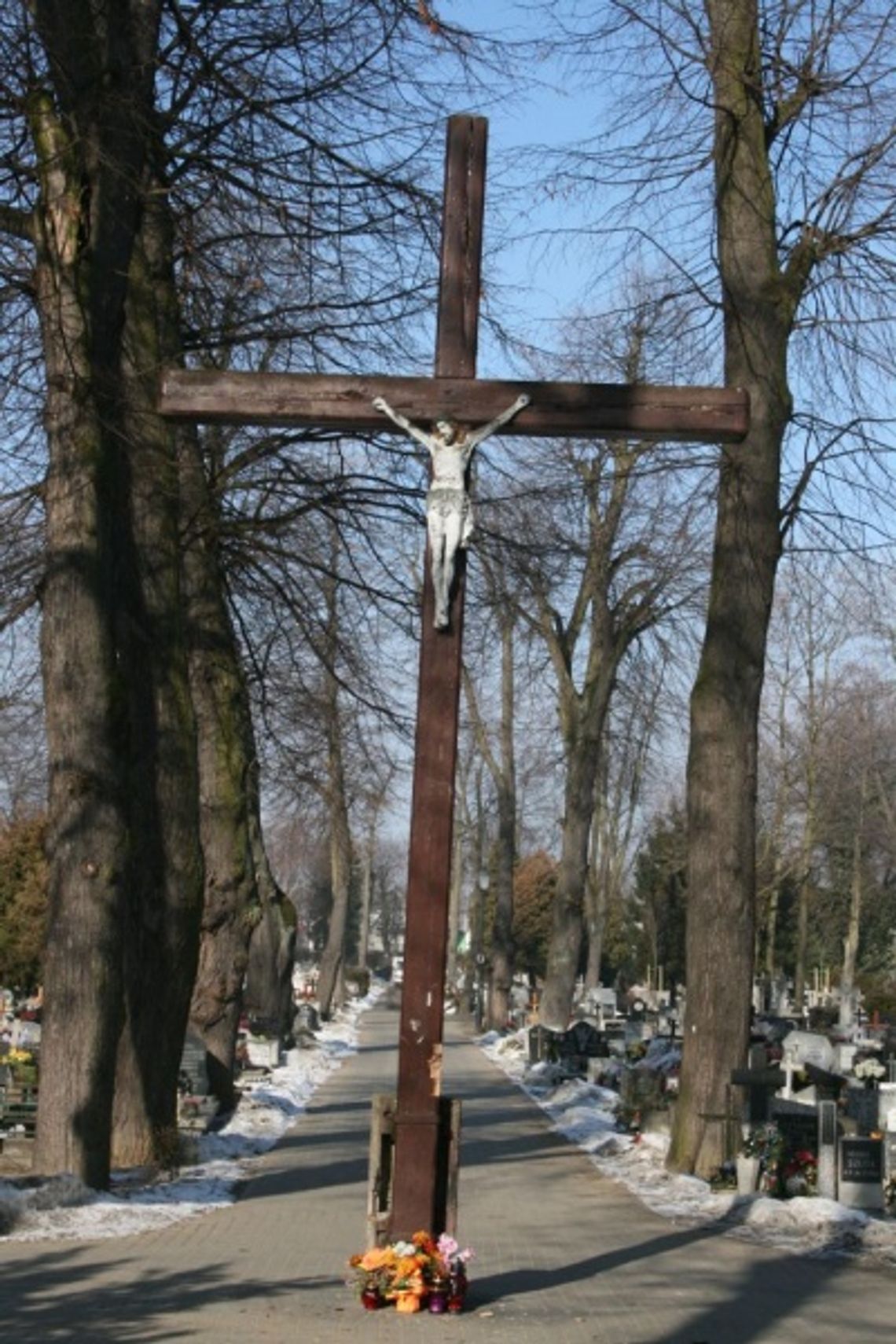 Toporkiem na krzyż? Uszkodzony krucyfiks na cmentarzu Toporkiem na krzyż? Uszkodzony krucyfiks na cmentarzu