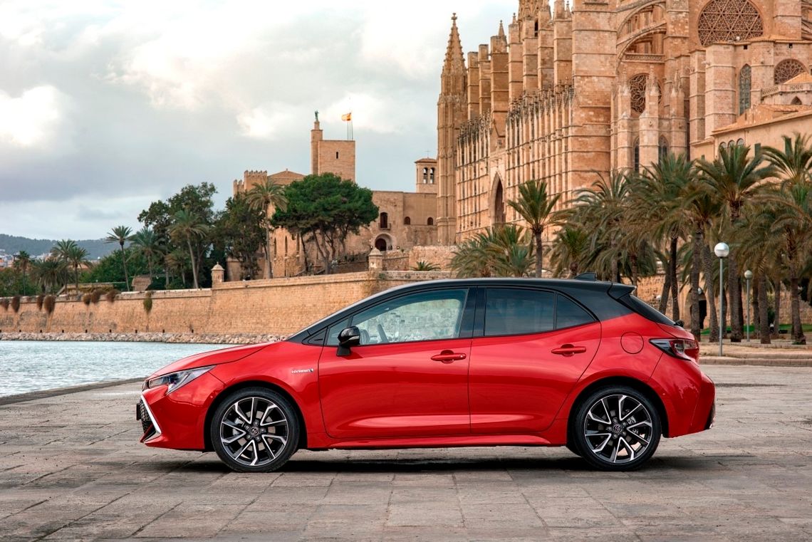 Toyota liderem rynku kolejny miesiąc z rzędu. Udział hybryd w sprzedaży Toyoty przekroczył 50 procent. Bardzo dobre wyniki modeli dostawczych