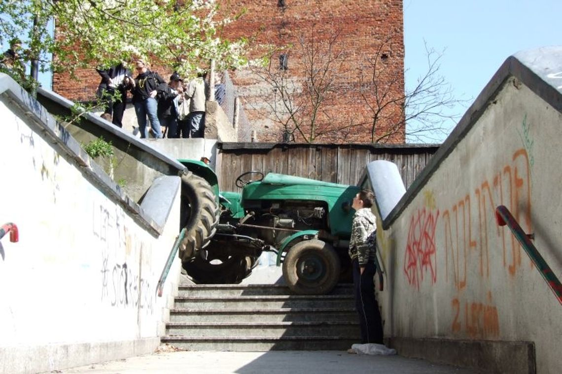 Traktorem niczym quadem po… schodach