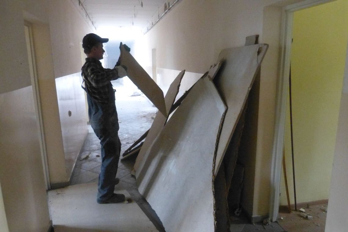 Trwa wyburzanie części Urzędu Miejskiego Trwa wyburzanie części Urzędu Miejskiego