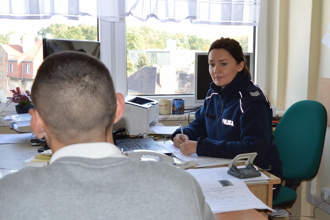 Trzepnął ochroniarza butelką z alkoholem i uciekł ze sklepu! Trzepnął ochroniarza butelką z alkoholem i uciekł ze sklepu!