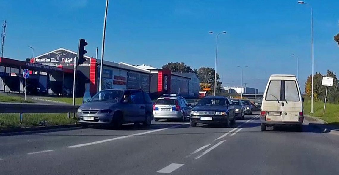 Trzy auta rozbite przy ul. Jagiellońskiej. "Wjechał na czerwonym" Trzy auta rozbite przy ul. Jagiellońskiej. "Wjechał na czerwonym"