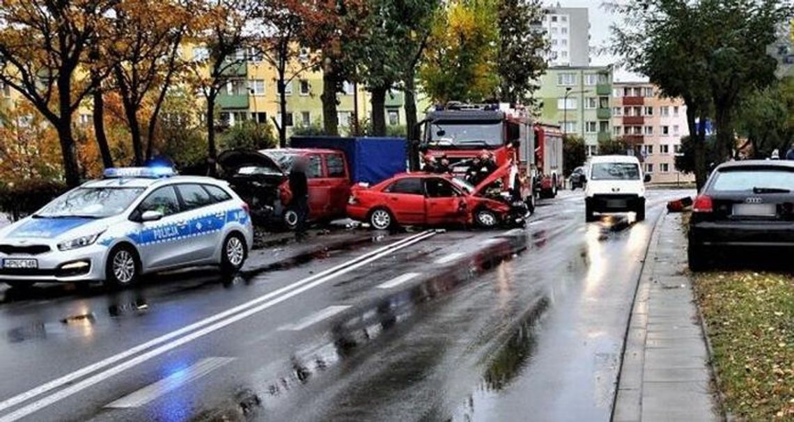 Trzy osoby ranne przy ul. Wojska Polskiego w Tczewie. Policja wstępnie podaje przyczyny wypadku Trzy osoby ranne przy ul. Wojska Polskiego w Tczewie. Policja wstępnie podaje przyczyny wypadku