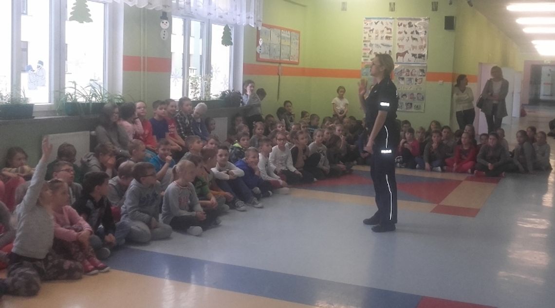 Tuż przed feriami policjantki spotkały się z uczniami tczewskiej podstawówki Tuż przed feriami policjantki spotkały się z uczniami tczewskiej podstawówki