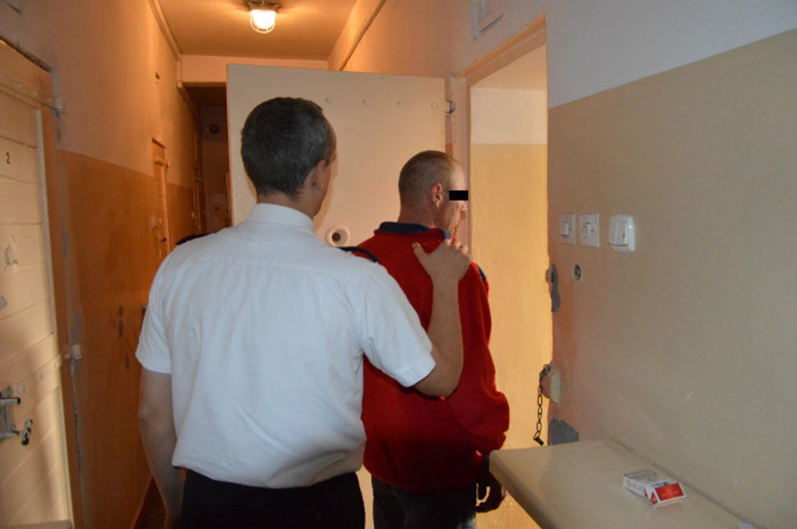 Uciekał z dwiema zgrzewkami piwa pod pachą