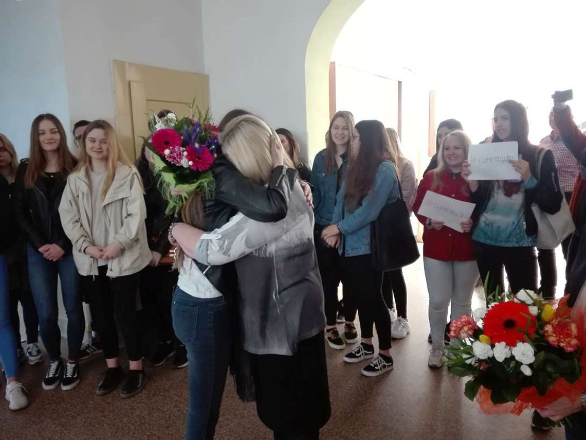 Uczniowie I LO przyszli do szkoły. Dyrektor wręczyli kwiaty, strajkującym odśpiewali "Tolerancję" 