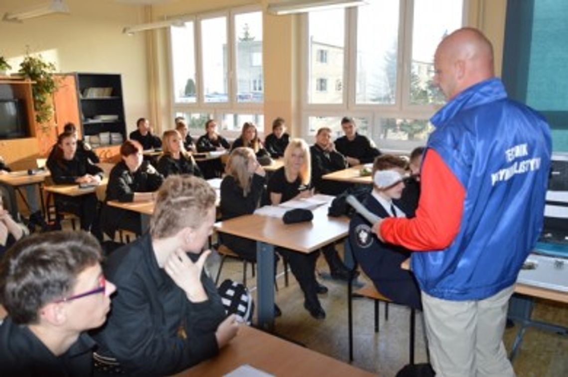 Uczniowie poznawali tajniki pracy policyjnego technika kryminalistyki