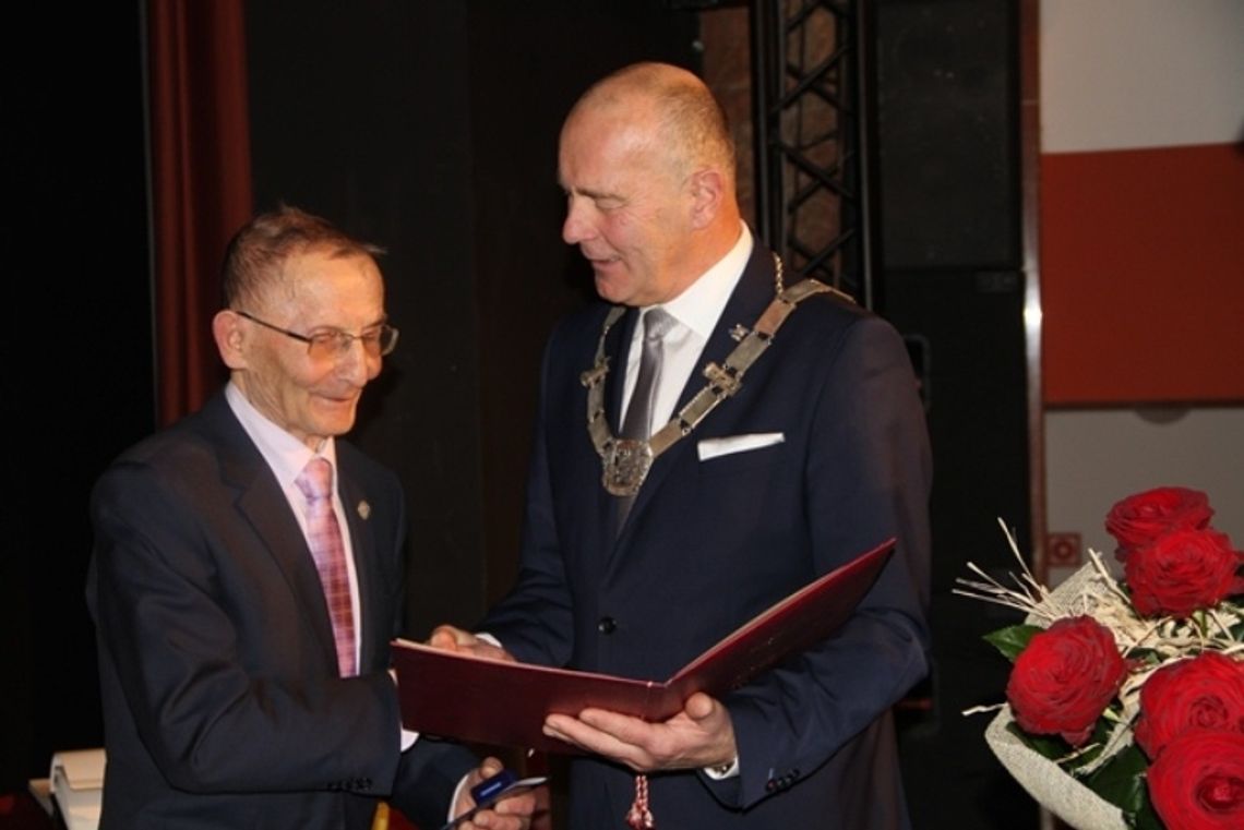 Uhonorowano zasłużonych dla miasta profesorów. Za wzorową postawę i promowanie Tczewa Uhonorowano zasłużonych dla miasta profesorów. Za wzorową postawę i promowanie Tczewa