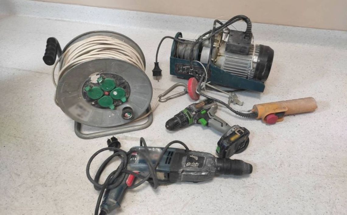 Ukradł elektronarzędzia z piwnicy. Mężczyznę poszukiwano także do odbycia kary