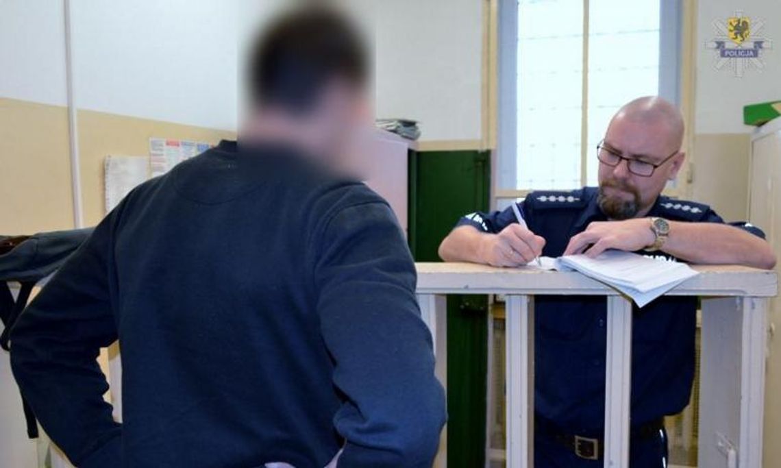 Ukradł ojcu kartę bankomatową! Znał PIN... 34-latek z Tczewa usłyszał osiem zarzutów Ukradł ojcu kartę bankomatową! Znał PIN... 34-latek z Tczewa usłyszał osiem zarzutów