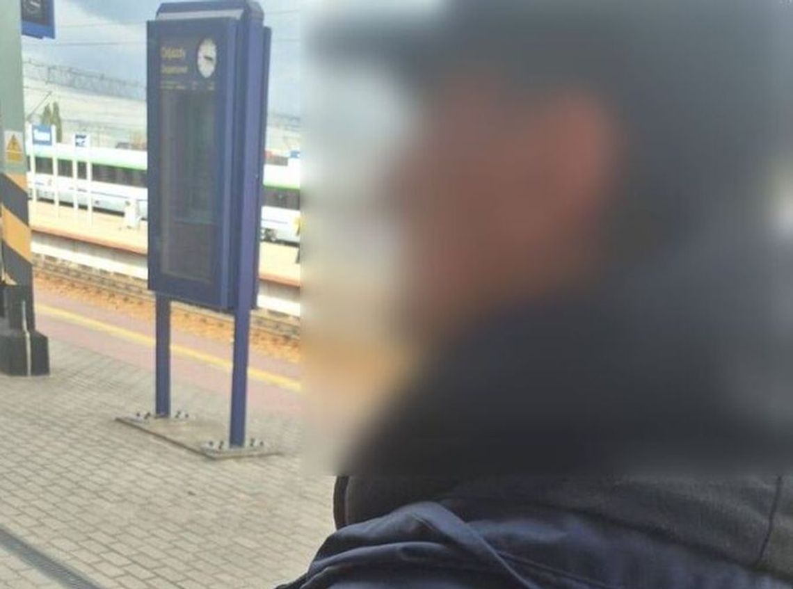 Ukrywał się miesiącami po kradzieży auta. Kryminalni zatrzymali sprawcę w pociągu