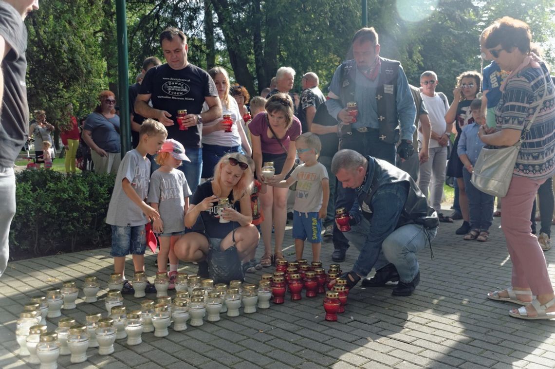 Ułożyli znak z 73 białych i czerwonych zniczy. Spotkanie z okazji rocznicy Powstania Warszawskiego Ułożyli znak z 73 białych i czerwonych zniczy. Spotkanie z okazji rocznicy Powstania Warszawskiego
