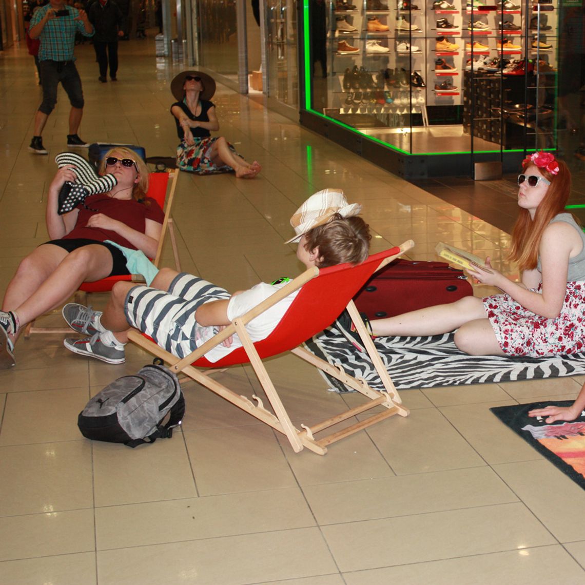 Urządzili sobie "plażę" w Galerii Kociewskiej! Klienci reagowali pozytywnie Urządzili sobie "plażę" w Galerii Kociewskiej! Klienci reagowali pozytywnie