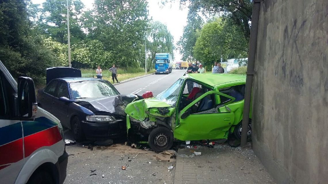 UWAGA. Ogromne korki! Pod wiaduktem zderzyły się dwa auta UWAGA. Ogromne korki! Pod wiaduktem zderzyły się dwa auta