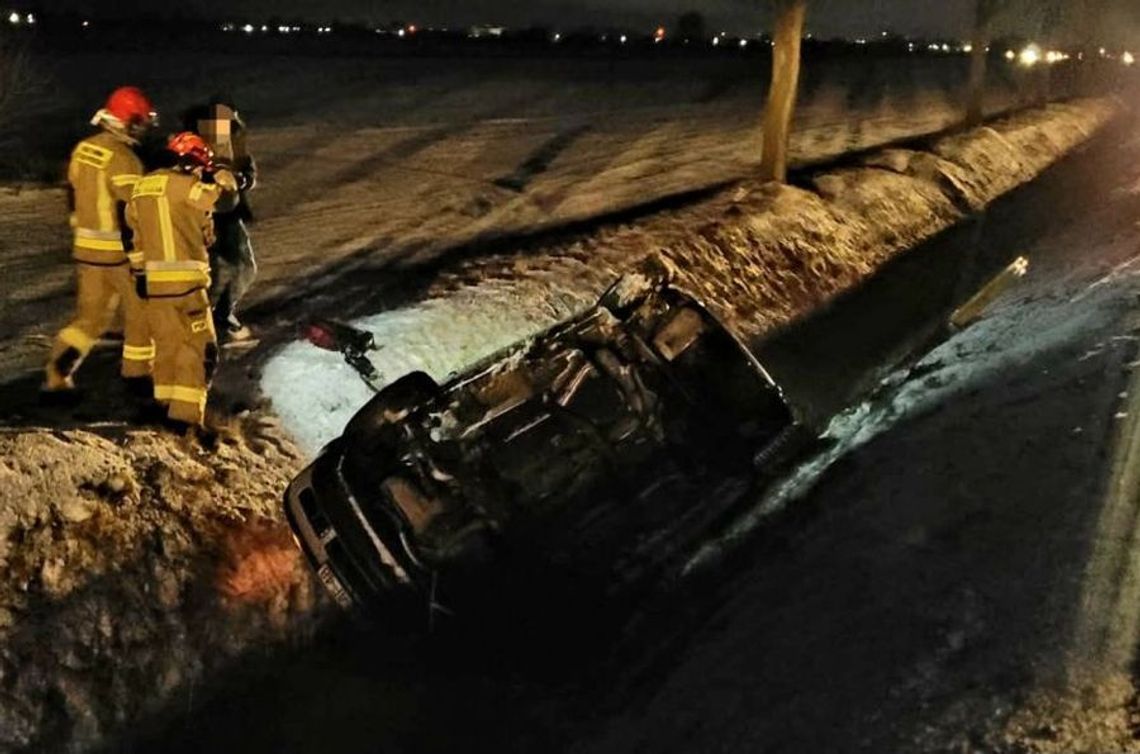 UWAGA! Pogorszenie warunków na drogach. Samochód nad ranem wylądował w rowie