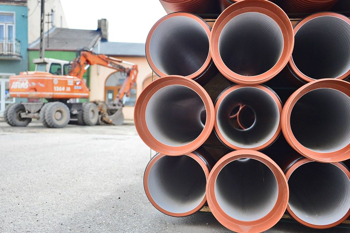 Uwaga - spore utrudnienia drogowe w okolicy miejskiego targowiska Uwaga - spore utrudnienia drogowe w okolicy miejskiego targowiska