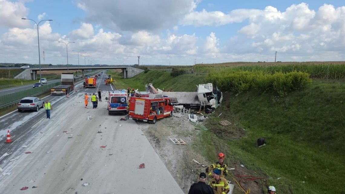 UWAGA! Wypadek na autostradzie A1. Uległy mu pojazd osobowy i ciężarówka, jej kierowca jest poważnie ranny...